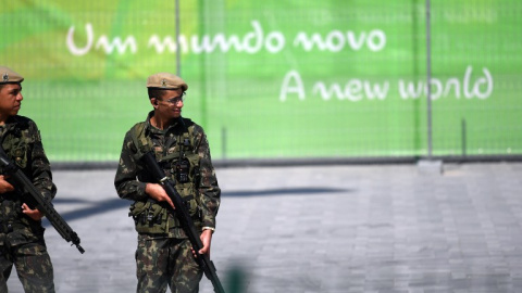 Soldados brasileños patrullan cerca del Parque Olímpico, - AFP