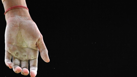 Un primer plano muestra la mano de una de las gimnastas del equipo chino. REUTERS/Dylan Martinez