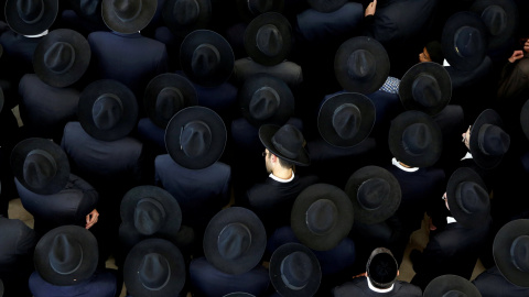 Un grupo de hombres judíos ultraortodoxos participan en la ceremonia del funeral del Rabino Moshe Mordechai Chadash, en Jerusalén. REUTERS/Ronen Zvulun