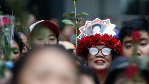 Simpatizantes de la ex primera ministra tailandesa, Yingluck Shinawatra, esperan su llegada al juicio por corrupción en el Tribunal Supremo en Bangkok (Tailandia). Shinawatra reiteró hoy su inocencia antes de declarar ante el Tribunal Supre