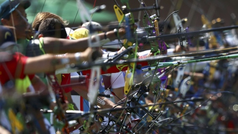 Arqueros durante la ronda de clasificación individual de tiro con arco masculino en los Juegos Olímpicos de Río. REUTERS/Yves Herman