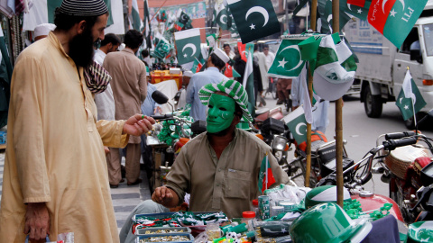 Un comerciante vende objetos con los colores de la bandera pakistaní para celebrar el Día de la Independencia, en Peshawar, Pakistán. REUTERS/Fayaz Aziz