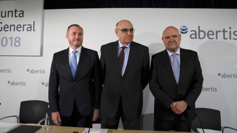 El presidente de Abertis, Salvador Alemany (c), el consejero delegado José Aljaro (i), y el director de comunicación de Abertis, Juan M. Hernández Puértolas (d), durante la rueda de prensa previa a la junta de accionistas. EFE/ Fernando Alv