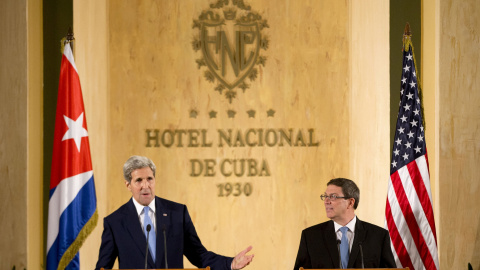 El ministro cubano de Relaciones Exteriores, Bruno Rodríguez y el Secretario de Estado de Estados Unidos, John Kerry.- REUTERS