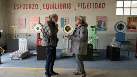 El director Fernando León, con Javier Bardem, en el rodaje de la película.