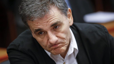 El ministro de Finanzas griego, Euclides Tsakalotos, durante el encuentro extraordinario de ministros de Finanzas y Economía de la eurozona, en la sede del Consejo Europeo en Bruselas, Bélgica, hoy, 14 de agosto de 2015. El vicepresidente d