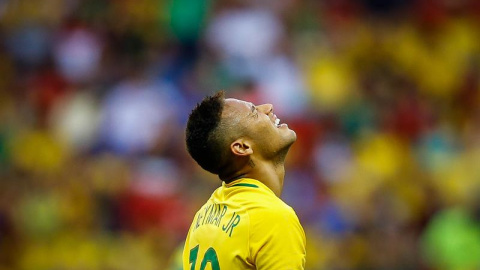 Neymar, de Brasil, gesticula durante el partido de su selección ante Suráfrica. - EFE