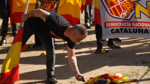 Un neonazi quema una 'estelada' en Montjuïch.