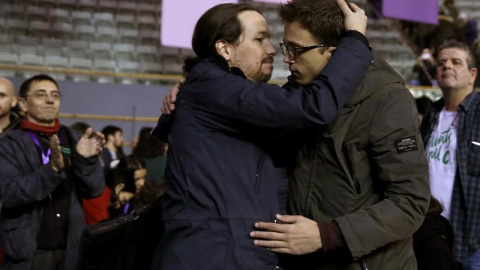 El secretario político de Podemos, Íñigo Errejón (d), y el secretario general, Pablo Iglesias (i), se abrazan durante primera jornada de la Asamblea Ciudadana Estatal de Vistalegre II. | CHEMA MOYA (EFE)