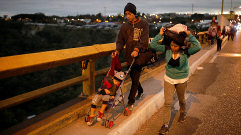 Migrantes procedentes de Honduras se dirigen hacia Estados Unidos. / REUTERS - LUIS ECHEVARRÍA