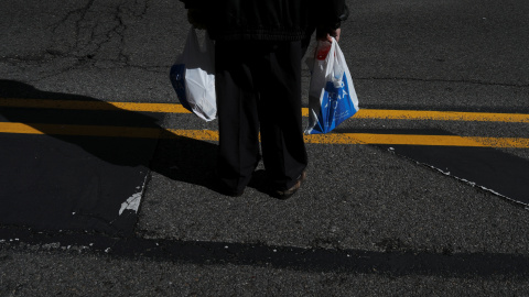 Un pensionista con dos bolsas de la compra en el centro de Madrid. REUTERS/Susana Vera