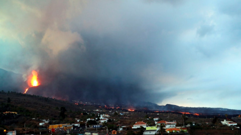 Vista del volcán de La Palma en la madrugada de este martes.