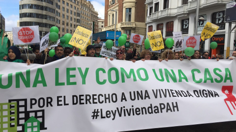 La PAH se moviliza ante las sedes de Cs para que no se vete su ley de ...