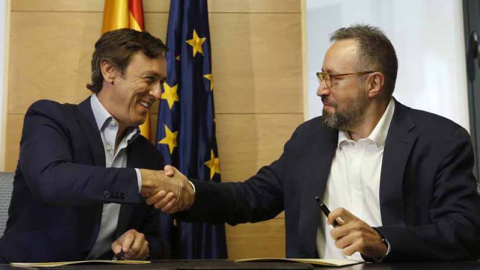 Los portavoces parlamentarios del PP, Rafael Hernando, y de Ciudadanos, Juan Carlos Girauta./ EFE