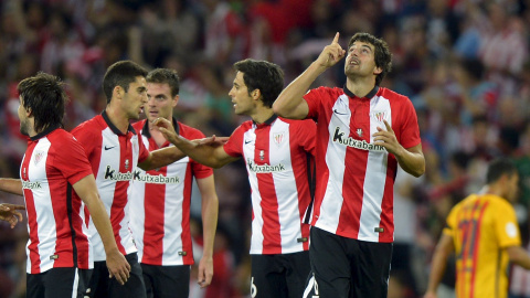 Los jugadores del Athletic de Bilbao celebran el primer gol contra el Barcelona en la ida de la Supercopa.- REUTERS