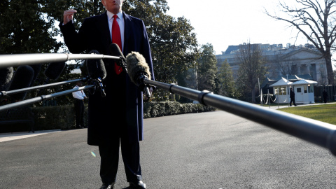 El presidente de EEUU, Donald Trump, hace unas breves declaraciones a los periodistas en los jardines de la Casa Blanca sobre el relevo al frente de la Secretaría de Estado, antes de tomar el helicóptero presidencial para viajar a Californi