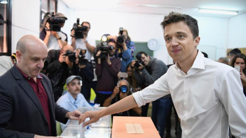 26/05/2019 - El candidato a la presidencia de la Comunidad de Madrid por Más Madrid Iñigo Errejón, deposita su papeleta en un centro electoral de Madrid | EFE/ Victor Lerena