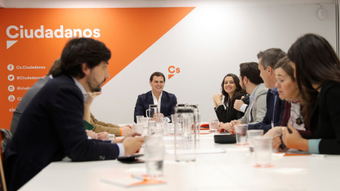 El presidente de Ciudadanos, Albert Rivera, junto a la portavoz Inés Arrimadas, y el resto de los miembros del Comité Permanente del partido naranja. EFE/ Ballesteros