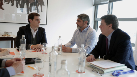 El líder de Ciudadanos, Albert Rivera, con Juan Carlos Quer  y Juan José Cortés, promotores de una recogida de firmas a favor de la prisión permanente revisable, en una reunión en el Congreso de los Diputados. EFE/Zipi