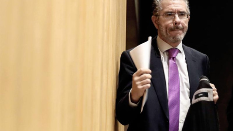 El ex secretario general del PP de Madrid Francisco Granados, a su llegada para comparecer hoy en la comisión de investigación del Congreso de los Diputados sobre la supuesta financiación irregular del PP. EFE/Mariscal