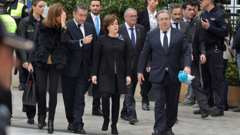 Juan Ignacio Zoido y Soraya Sáenz de Santamaría a la salida de la Catedral de Almería, donde se ha celebrado el funeral por Gabriel Cruz. EFE