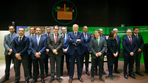 El presidente de Mercadona, Juan Roig, con los miembros del Comité de Dirección del grupo de distribución, en la presentación de los resultados anuales. REUTERS/Heino Kalis