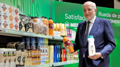 El presidente de Mercadona, Juan Roig, muestra algunos de los nuevos productos tras la rueda de prensa en la que ha presentado los resultados anuales de la compañía. EFE/Manuel Bruque.