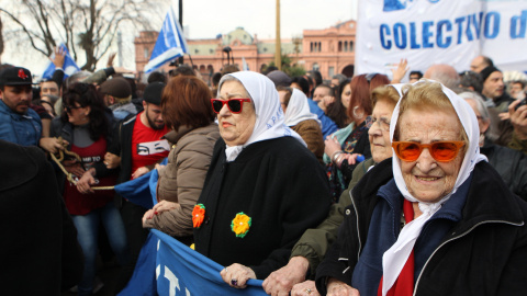 La presidenta de la asociación argentina Madres de Plaza de Mayo, Hebe de Bonafini (c), tras negarse a declarar ante el juez, respaldada por cientos de argentinos en Buenos Aires. EFE/Alberto Ortiz