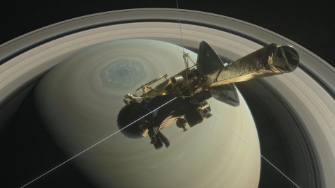 La nave Cassini sobre el hemisferio norte de Saturno, dirigiéndose hacia su primera inmersión entre el planeta y sus anillos en abril de 2017 | NASA/JPL-Caltech