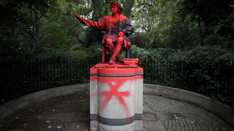 Estado de la estatua de Cristóbal Colón tras ser vandalizada.