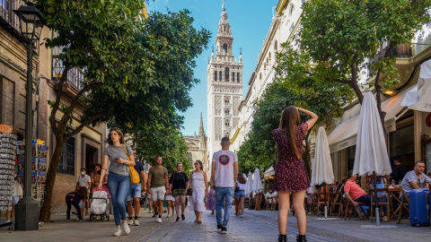 Gran cantidad de turistas por el entorno de la Catedral de Sevilla, durante el Puente del Pilar a 11 de octubre del 2021 en Sevilla (Andalucía).