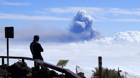 La columna de humo que sale del volcán de La Palma, vista desde el Roque de los Muchachos, el 12 de octubre de 2021, en La Palma.