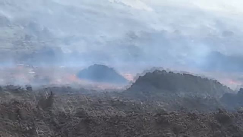 La colada norte avanza a lo ancho amenazando las casas de La laguna