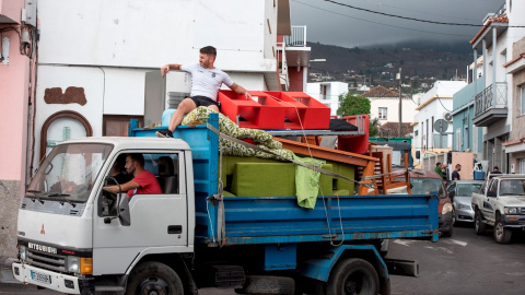 12/10/2021.-  En la imagen, una familia se lleva en un camión sus enseres en la localidad de La Laguna.