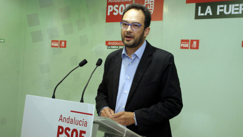 El portavoz del PSOE en el Congreso, Antonio Hernando, en declaraciones a los medios en Almería. EFE/Ricardo Garcia