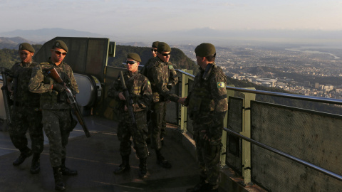 Soldados vigilando en el Cristo Redentor de Río de Janeiro. /REUTERS