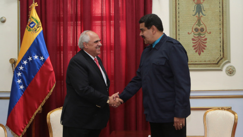 El presidente venezolano, Nicolás Maduro, y el entonces secretario general de Unasur, Ernesto Samper, en un encuentro a comienzos de 2015. REUTERS