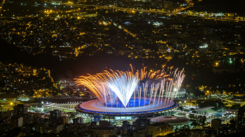 Fuegos artificiales en el estadio de Maracaná en el ensayo general de la ceremonia de inauguración. /AFP