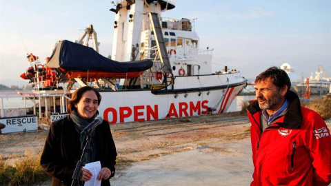 La alcaldesa de Barcelona, Ada Colau, y el director de Proactiva Open Arms, Óscar Camps, durante la visita que la alcaldesa ha realizado al barco amarrado en el puerto de Barcelona. (ALEJANDRO GARCÍA | EFE)