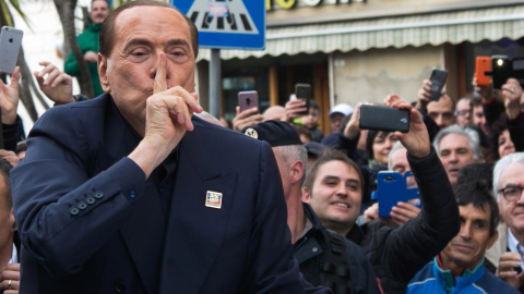 El ex primer ministro italiano Silvio Berlusconi saluda a su simpatizantes durante su visita este viernes a Cerdeña, un día después de anunciar su candidatura a las elecciones europeas de mayo, una decisión que toma a sus 82 años y con su p