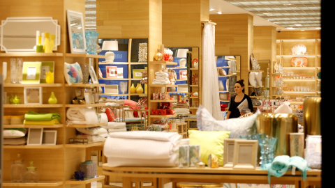 Una cliente en el interior de una tienda de Zara Home, en Milán. REUTERS/Alessandro Garofalo