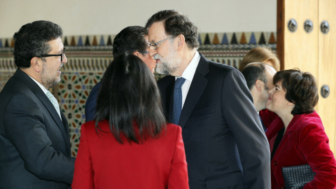 El expresidente del Gobierno Mariano Rajoy, junto a la presidenta de la Cámara autonómica, Marta Bosquet (Cs) (c), saluda al líder andaluz de Vox, Francisco Serrano, su llegada al Parlamento andaluz en Sevilla para el acto de toma de posesi