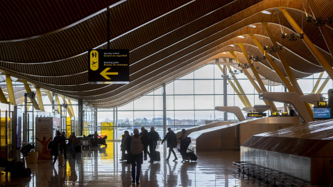 Varias personas en las instalaciones Aeropuerto Adolfo Suárez-Madrid Barajas, en la operación salida en el puente de diciembre. E.P./Alberto Ortega