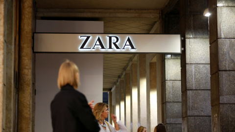 Varias personas en el exterior de una tienda de Zara, la principal enseña de Inditex, en Milán. REUTERS/Alessandro Garofalo