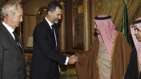 El rey Felipe, junto al ministro de Defensa, Pedro Morenés, saludan al nuevo rey saudí, Salmán bin Abdulaziz. - EFE