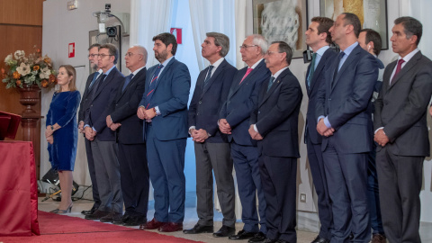 Autoridades y presidentes de Comunidades Autónomas durante el acto de toma de posesión del líder del PP-A, Juanma Moreno, como nuevo presidente de la Junta de Andalucía, en el Parlamento andaluz en Sevilla. EFE/POOL/Julio Muñoz