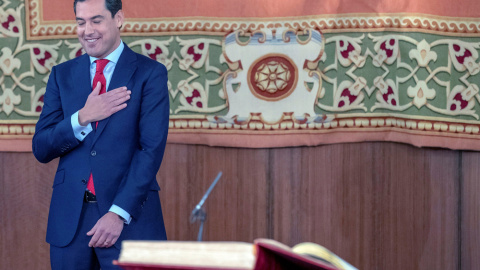 El nuevo presidente de la Junta de Andalucía, Juanma Moreno, tras jurar su cargo en un acto celebrado en el Parlamento andaluz. EFE/Julio Muñoz