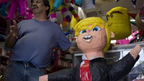 Desde que el precandidato republicano Donald Trump realizase sus polémicas declaraciones en contra de los mexicanos, la piñata con la imagen del magnate es una de las más solicitadas para fiestas, para "agarrarla a palazos". EFE/