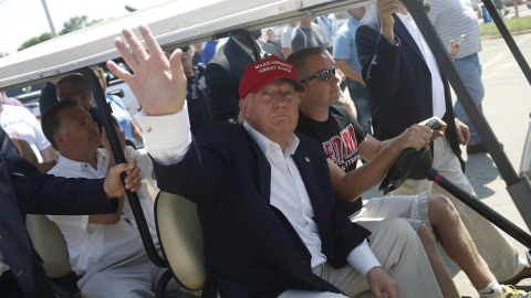 El multimillonario Donald Trump llega al Iowa State Fair en un coche de golf.- REUTERS