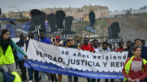 6/2/24 - Varias personas durante una marcha por el décimo aniversario de la tragedia del Tarajal, a 3 de febrero de 2024, en Ceuta.